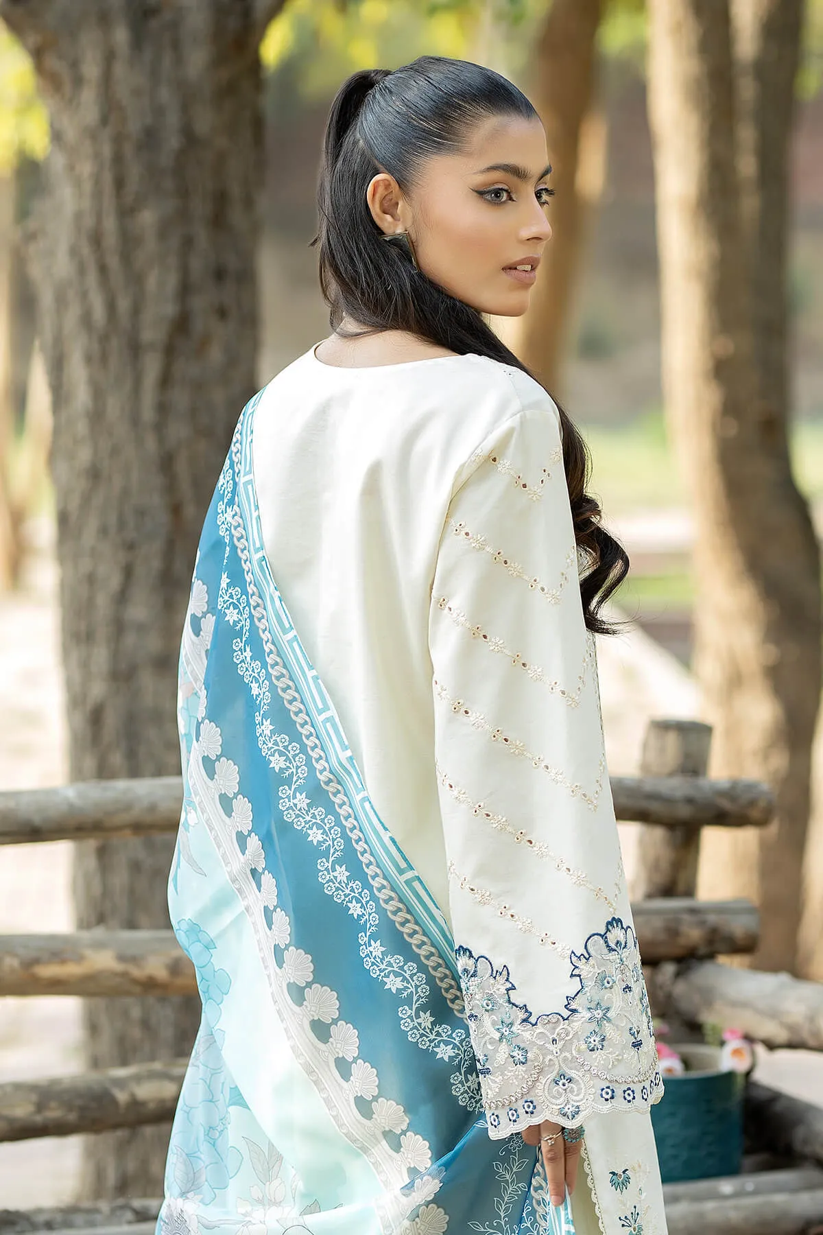Elegant Off White Embroidered Pakistani Salwar Kameez Dupatta Suit