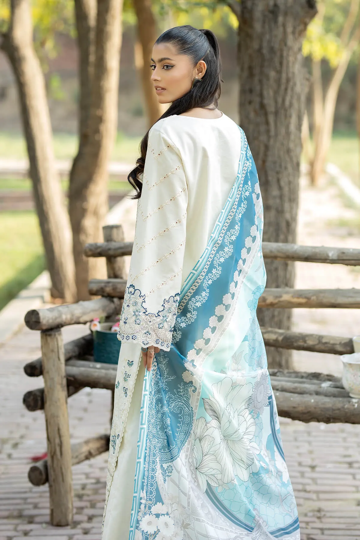Elegant Off White Embroidered Pakistani Salwar Kameez Dupatta Suit